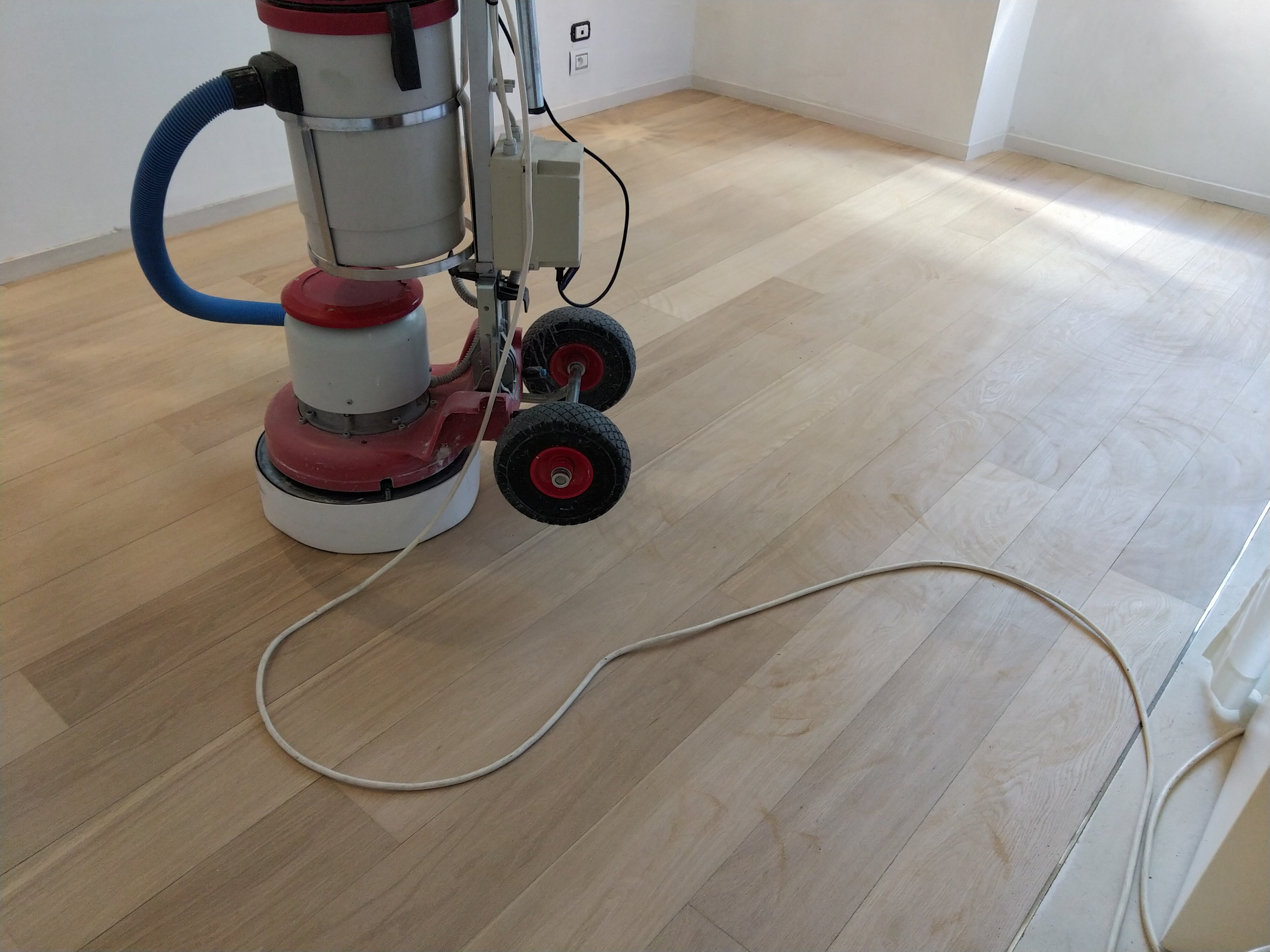 photo d'une ponçeuse à parquet